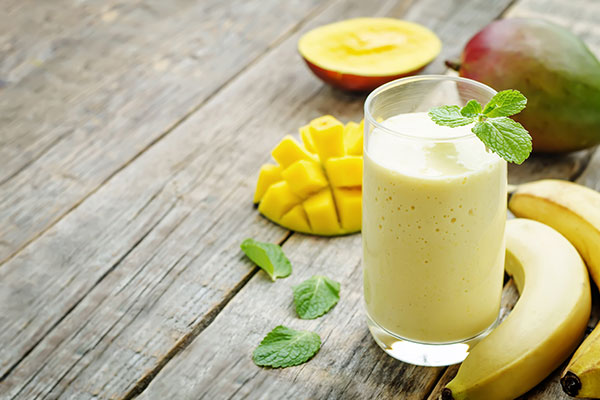 frullato di mango, banana e anacardi