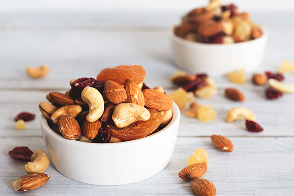 barrette ai fiocchi d'avena, frutta secca e cioccolato fondente