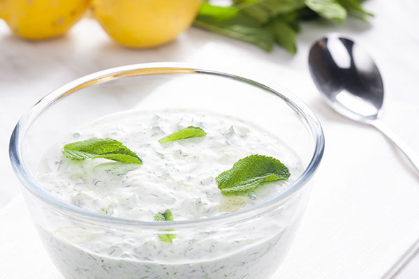 salsa allo yogurt ed erbe aromatiche (per carne, pesce e verdure)