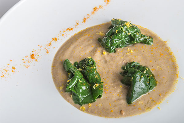 Zuppa di lenticchie e spinaci alla curcuma con crostoni integrali