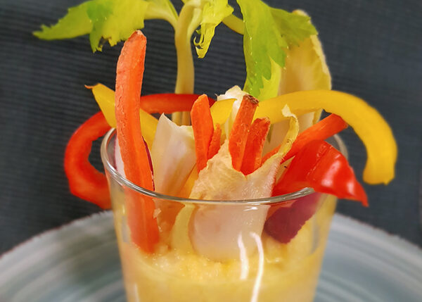 hummus di sedano rapa alla curcuma con cruditè di verdure