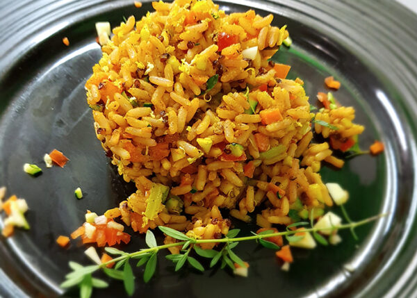 Riso rosso e quinoa al curry con mirepoix di verdure scottate, profumate al timo e limone