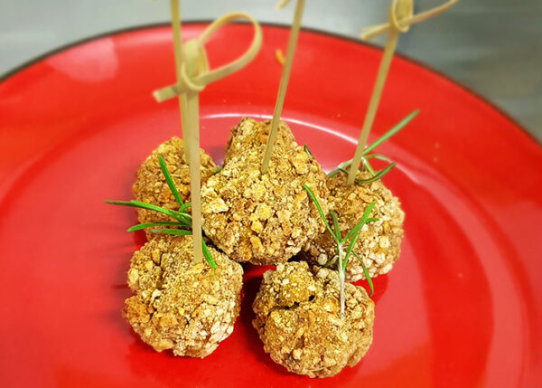 Polpette di patate e rosmarino con carne di cavallo in crosta di cracker integrali cotta al forno