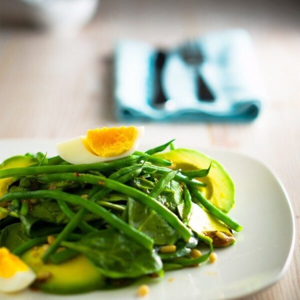 insalata di uova sode fagiolini spinacino e avocado